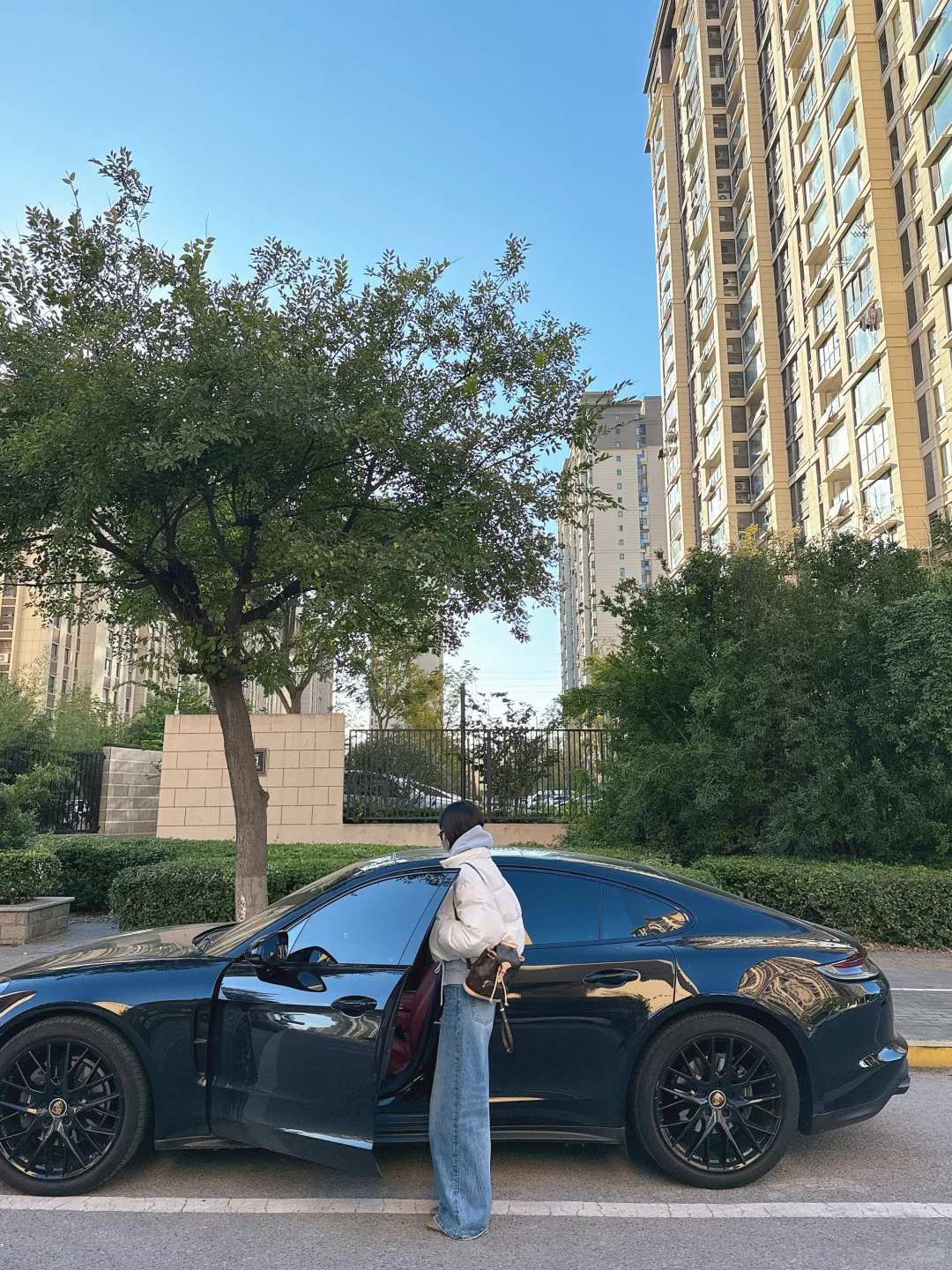 尽量把自己养到不化妆还有光泽感 体态匀称