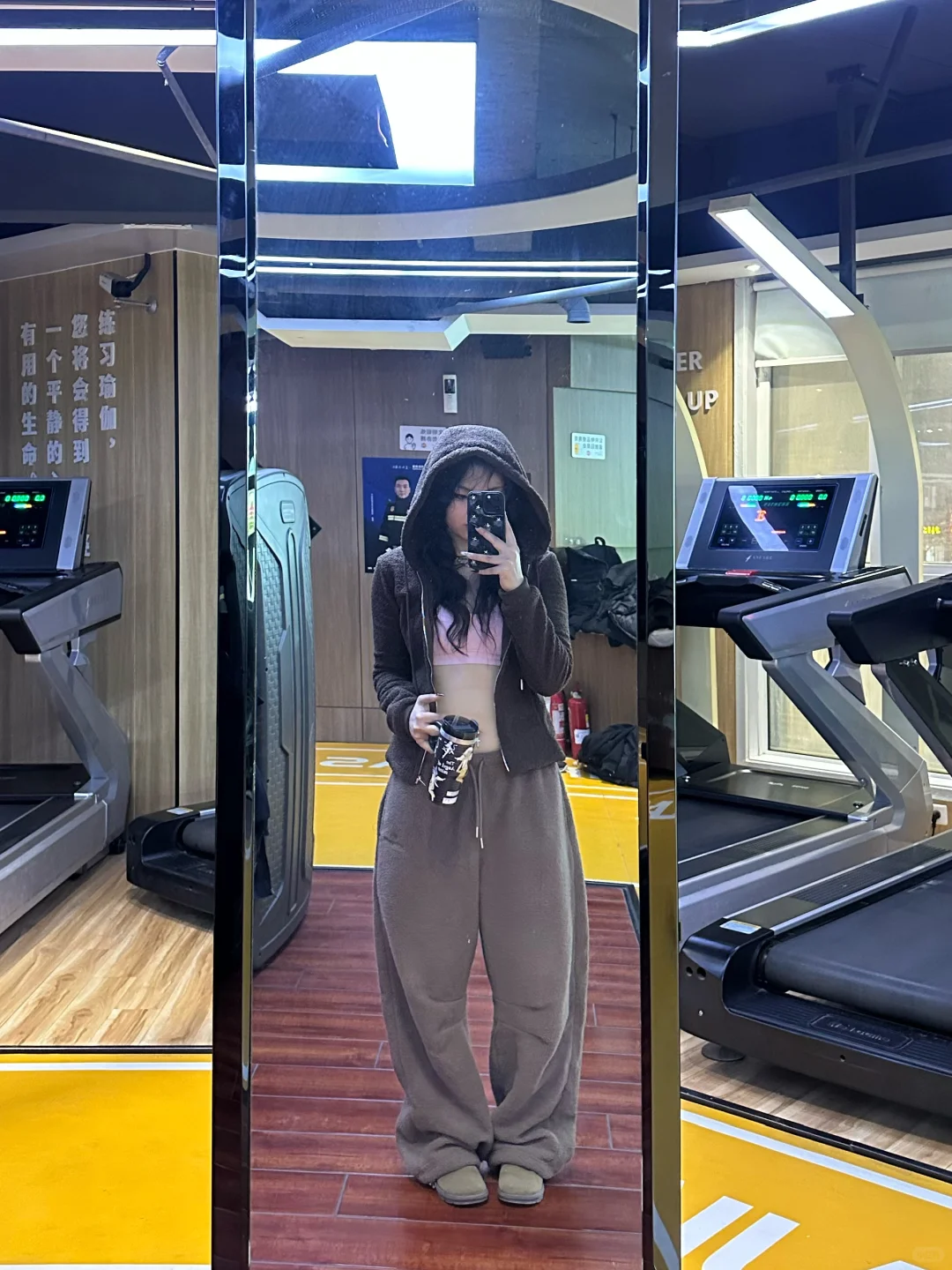 穿最粉的衣服 推15的肩