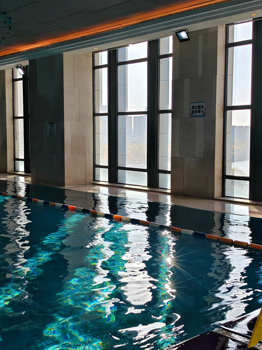 冬天游泳的3大惊喜！暖身又塑形，告别冬眠