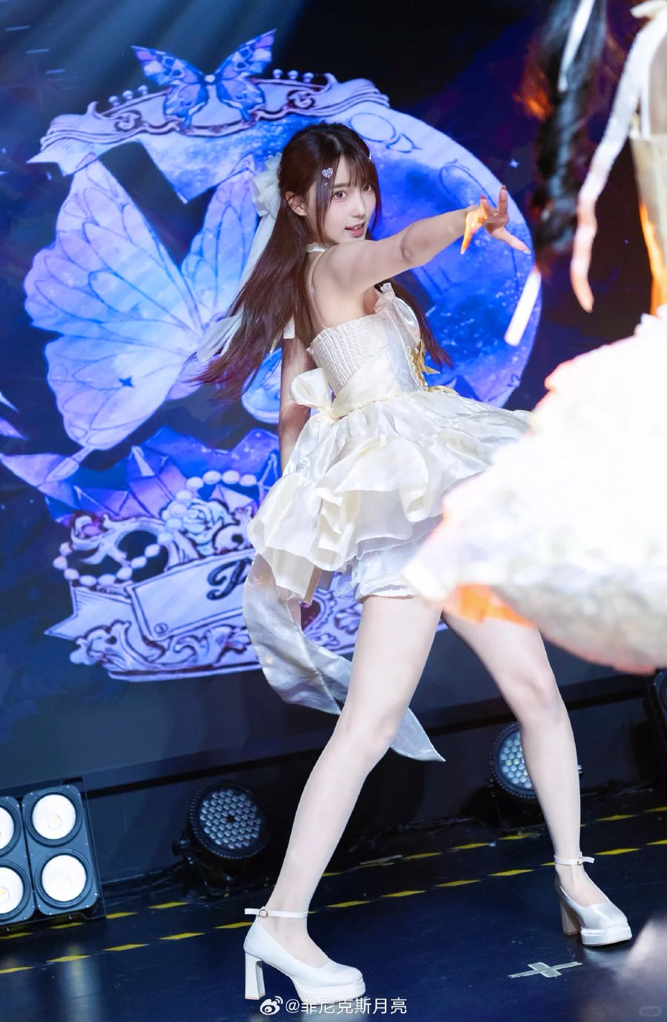 左滑查看出道一个月的小偶像有多大变化