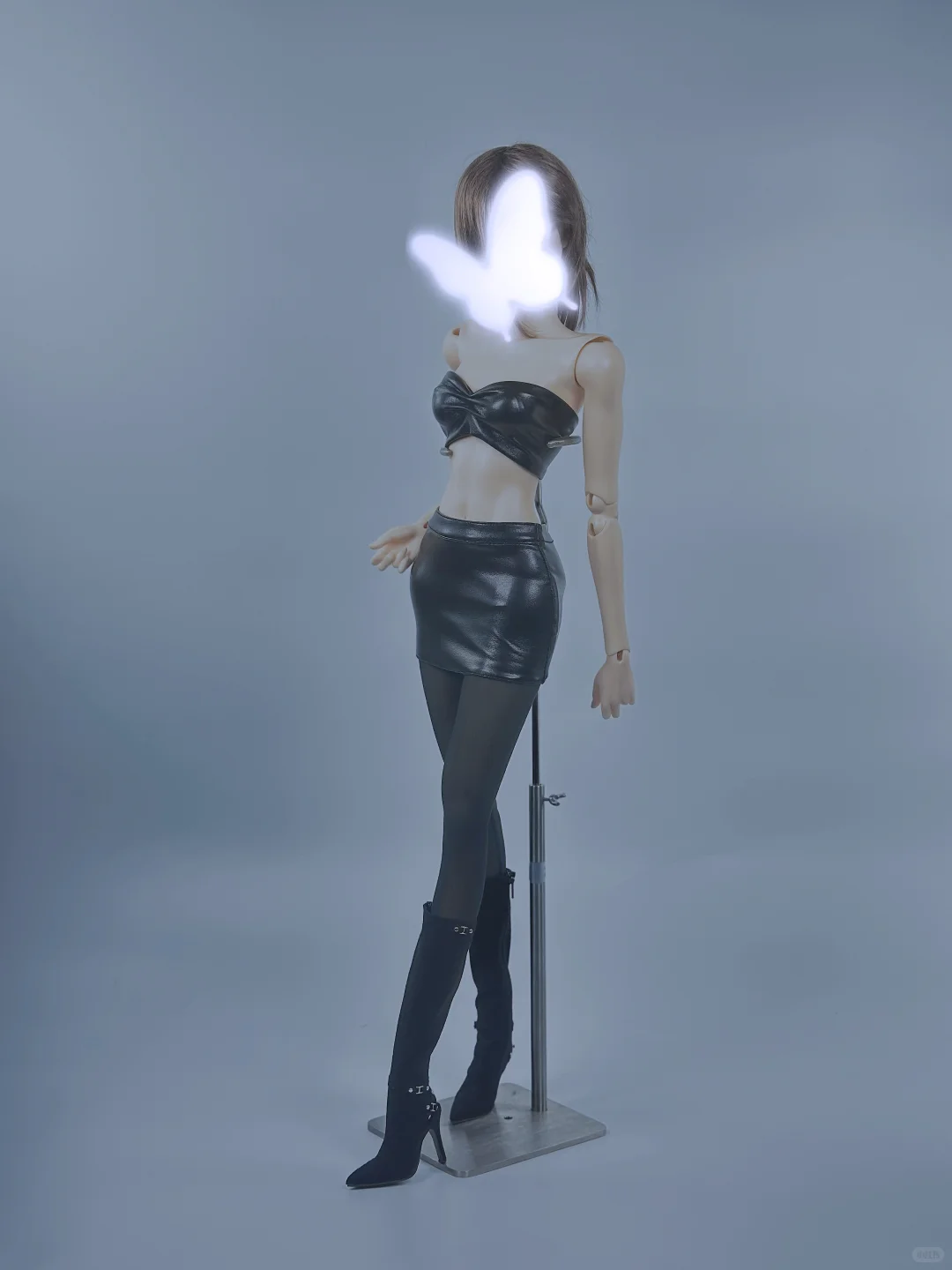 皮胸衣和皮短裙，还得再改一下