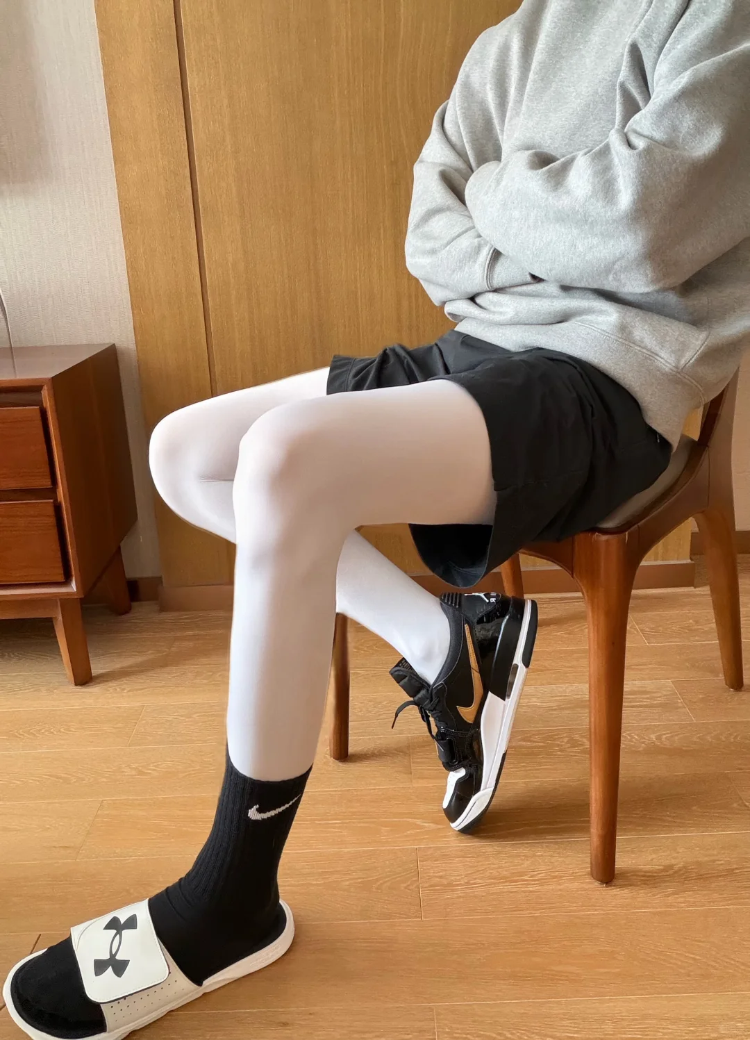 男生穿白色丝袜、太帅了