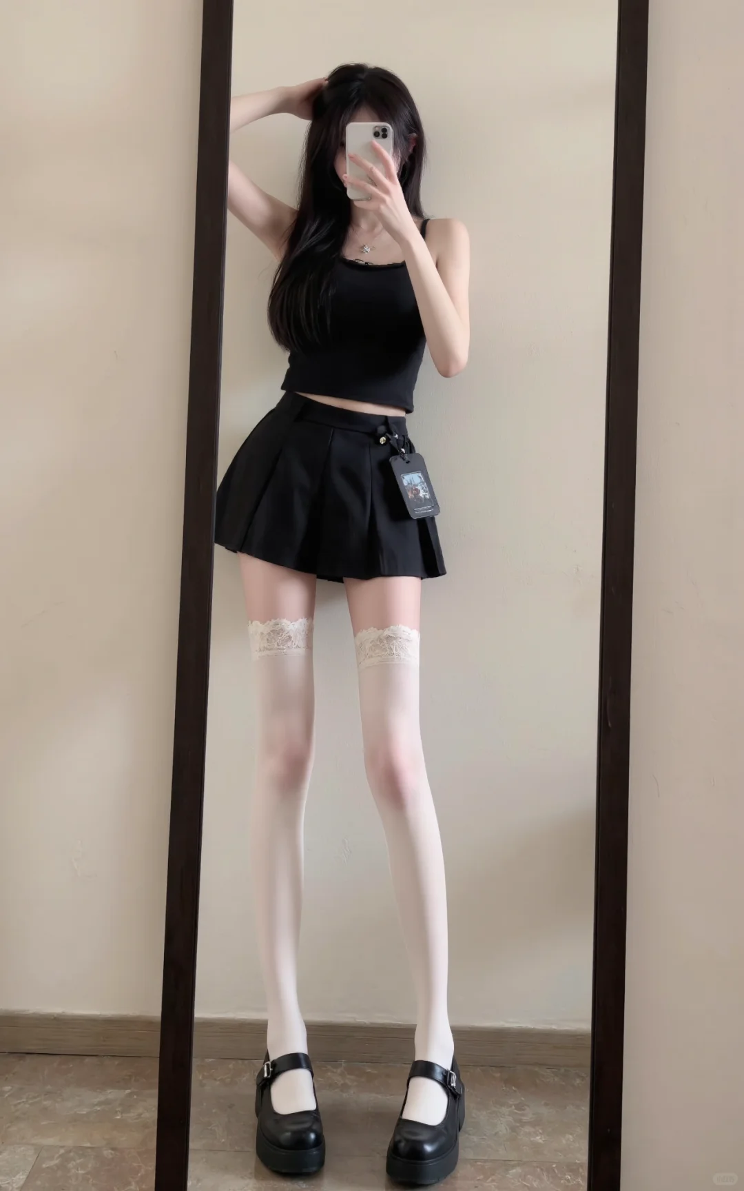 黑色短裙也能配白色小丝哇