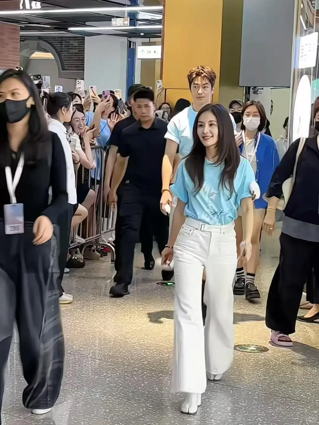 不是，她有一米五吗？！！