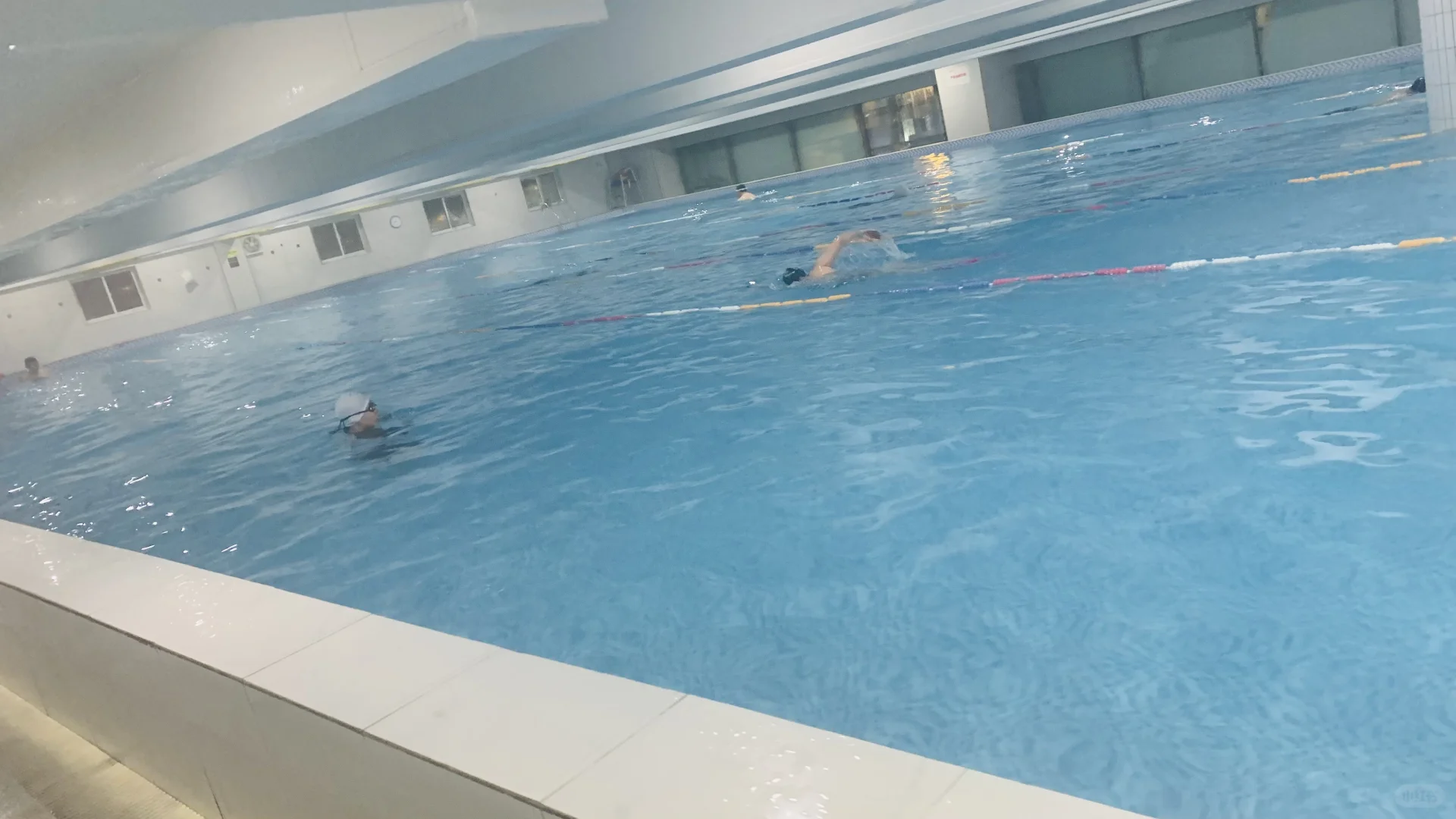 出泳池，没人认得出我