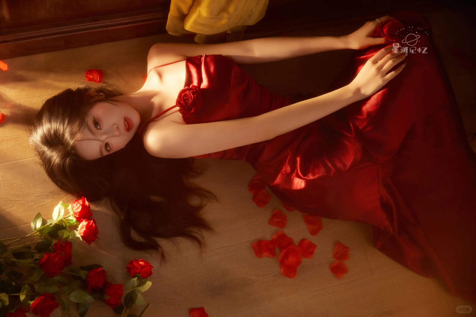 红裙与玫瑰🌹这一刻的温柔缱绻是永恒定格✨