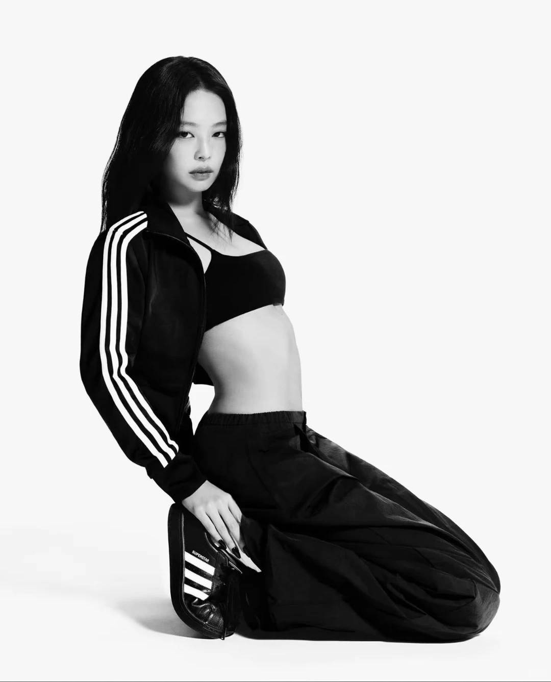 黑胶之下，Jennie 释放无尽酷飒魅力