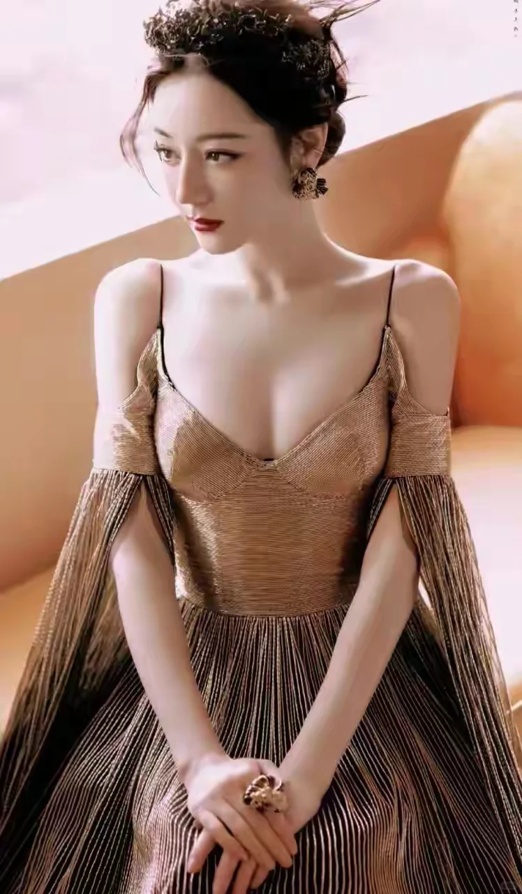 迪丽热巴靓丽写真美爆了！雪肤玉貌身材火辣