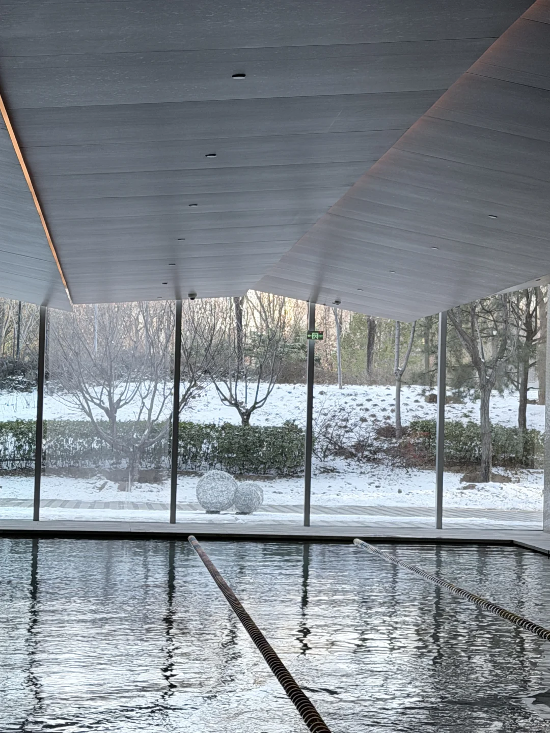 下完雪泳池美绝了