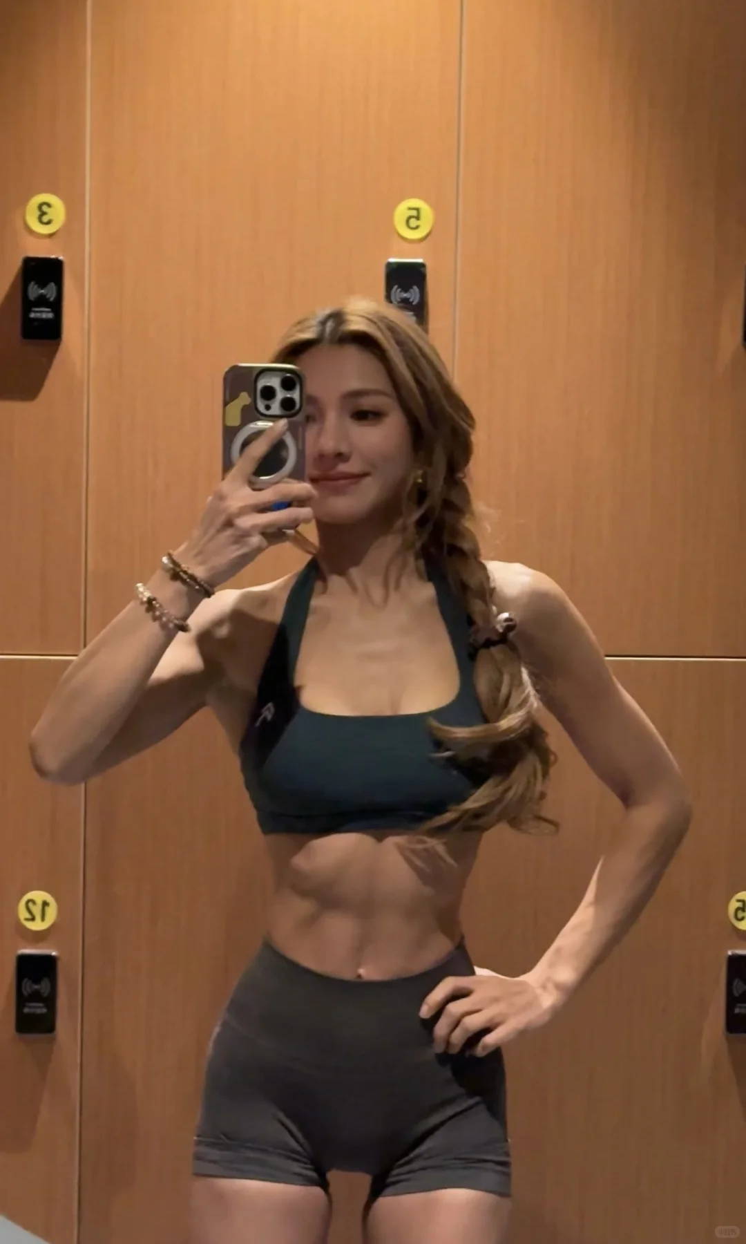 姐们儿搓衣服只用肚皮