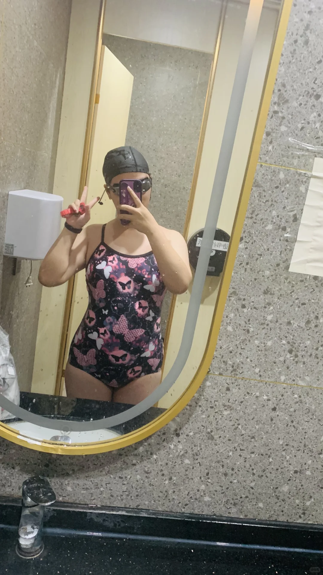 出泳池，没人认得出我