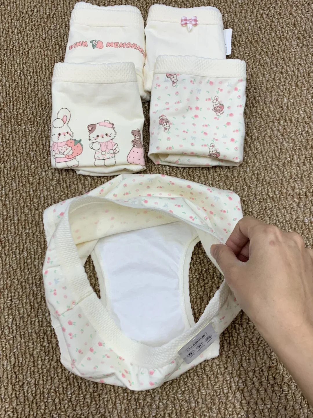 内裤好穿到窒息！女设计师站起来了！