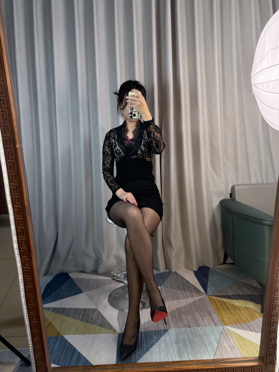 这套穿搭走的是性感轻熟风，整体造型利落