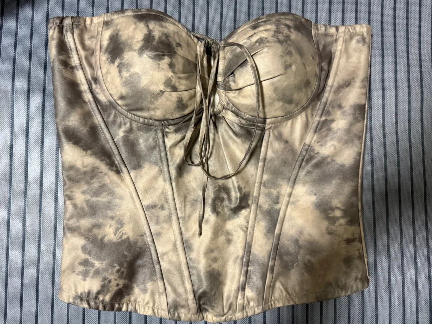 出LANYI鱼骨胸衣