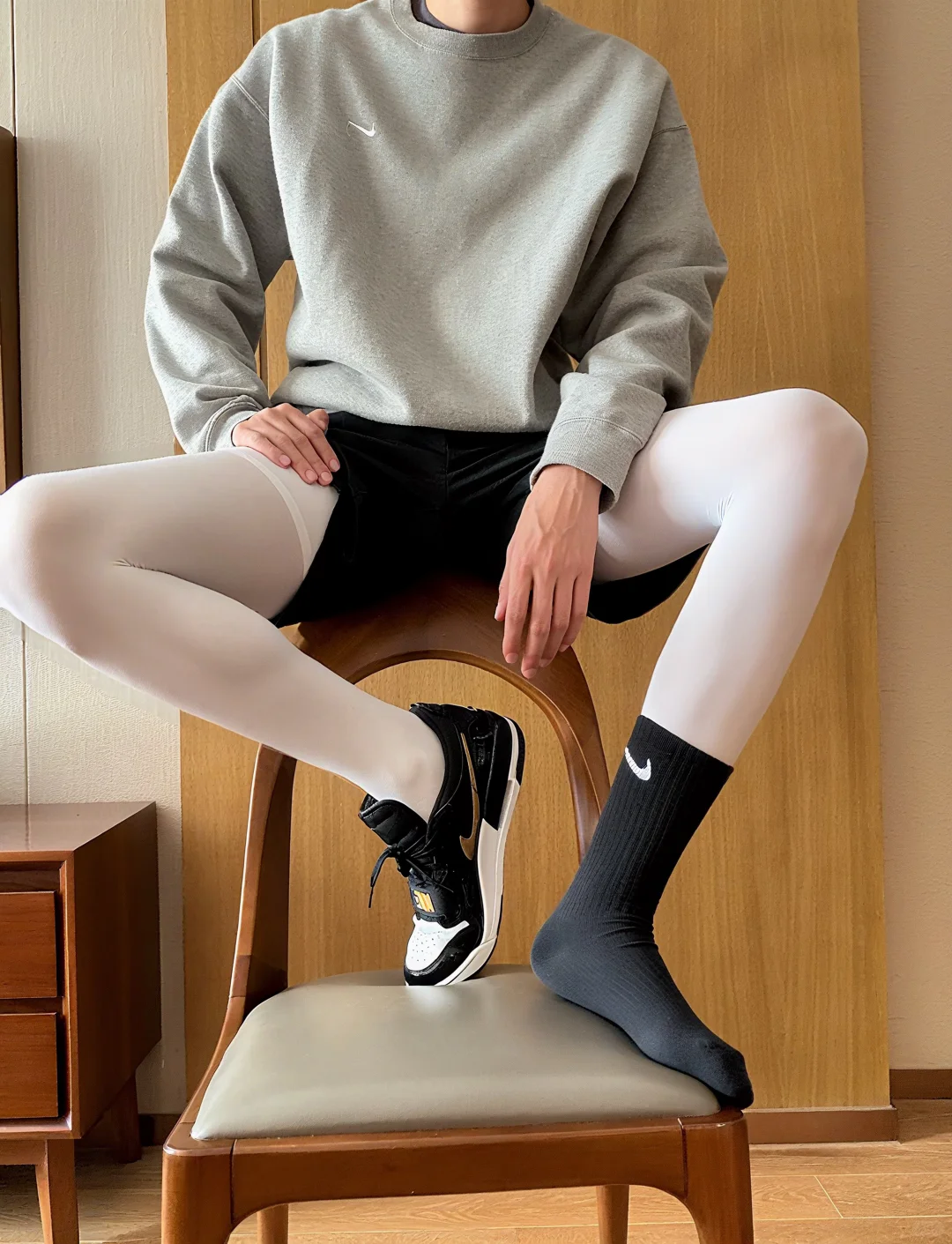 男生穿白色丝袜、太帅了