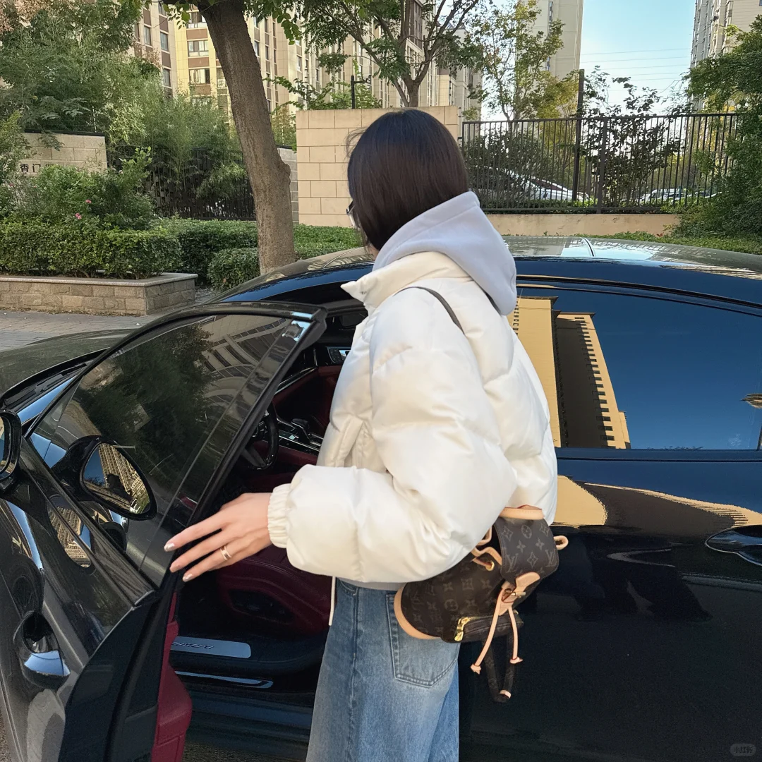 尽量把自己养到不化妆还有光泽感 体态匀称