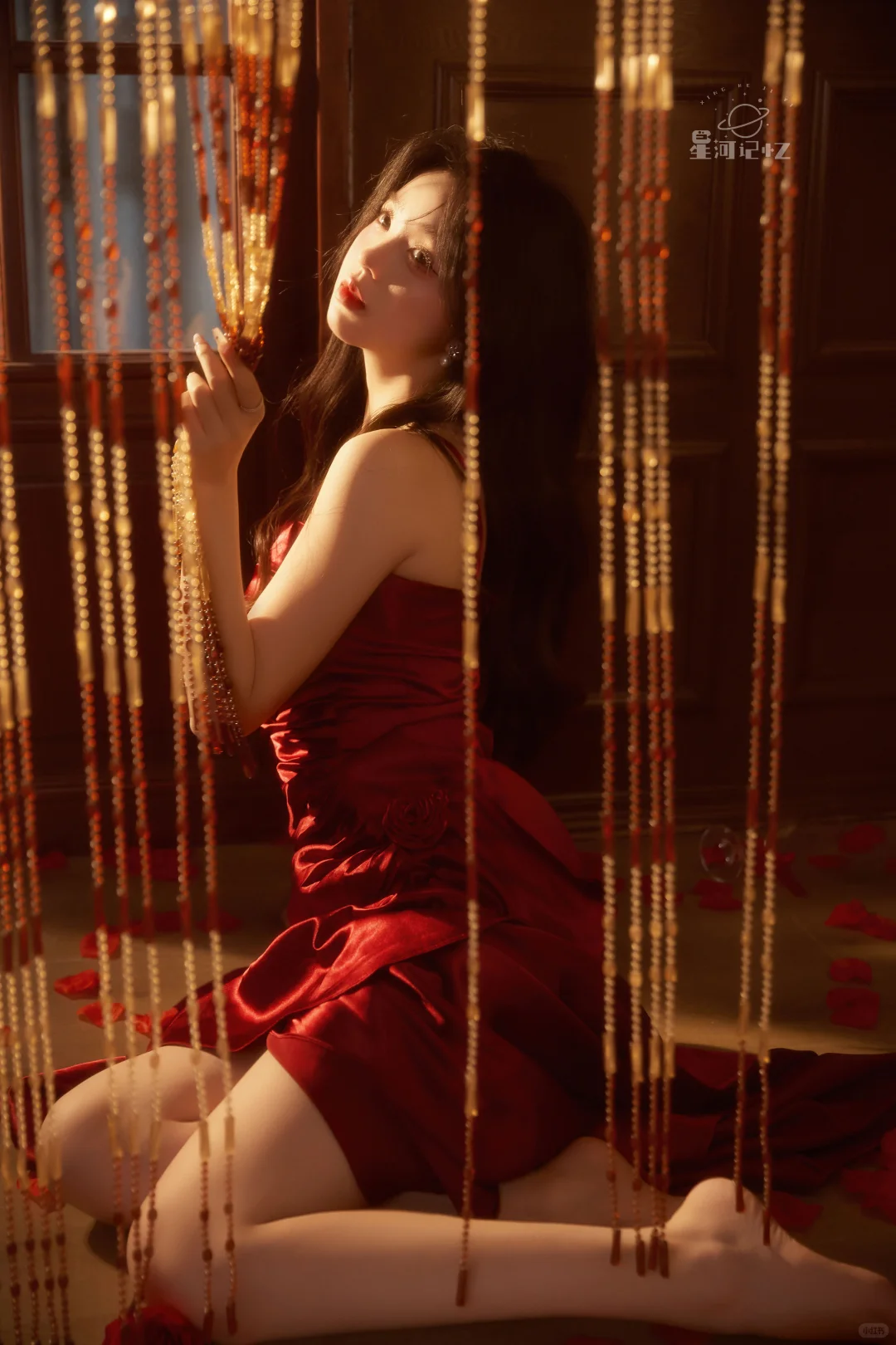 红裙与玫瑰🌹这一刻的温柔缱绻是永恒定格✨