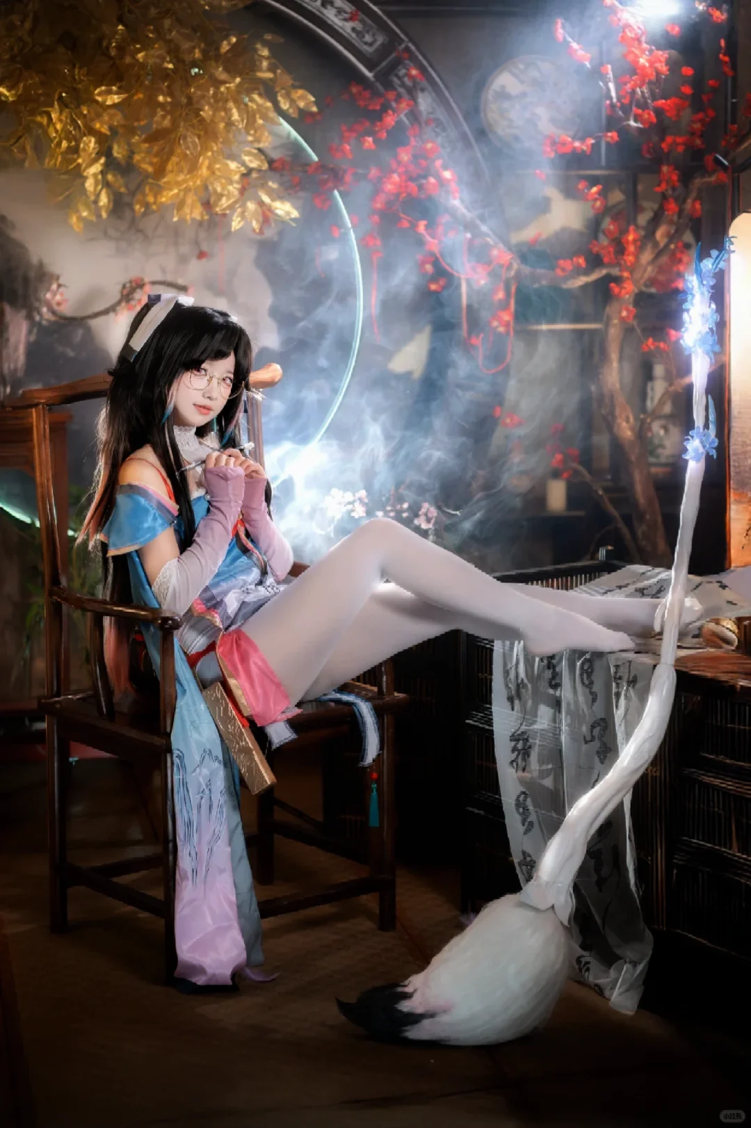 眼镜娘折枝太欲了！白丝美腿包裹丰腴，发光