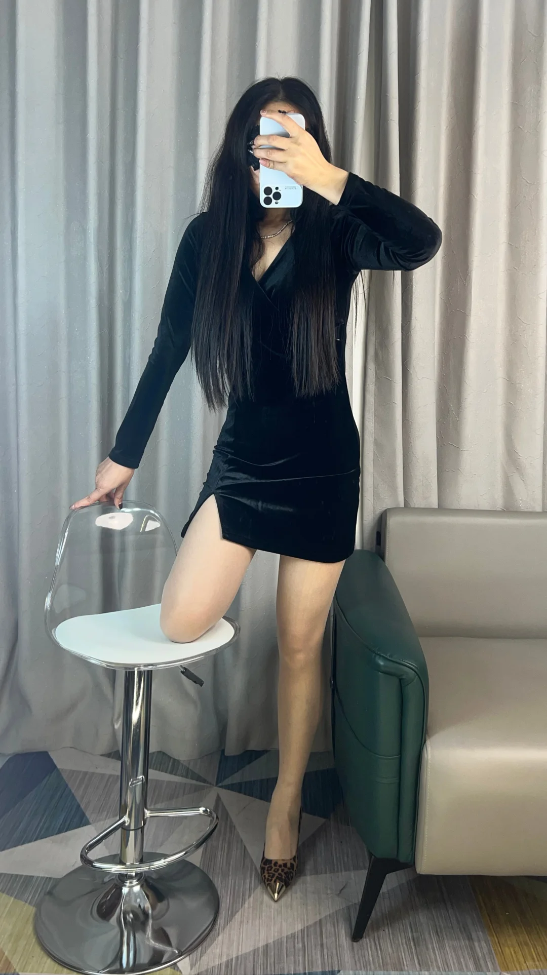 这套穿搭是复古性感风，以丝绒材质和豹纹元