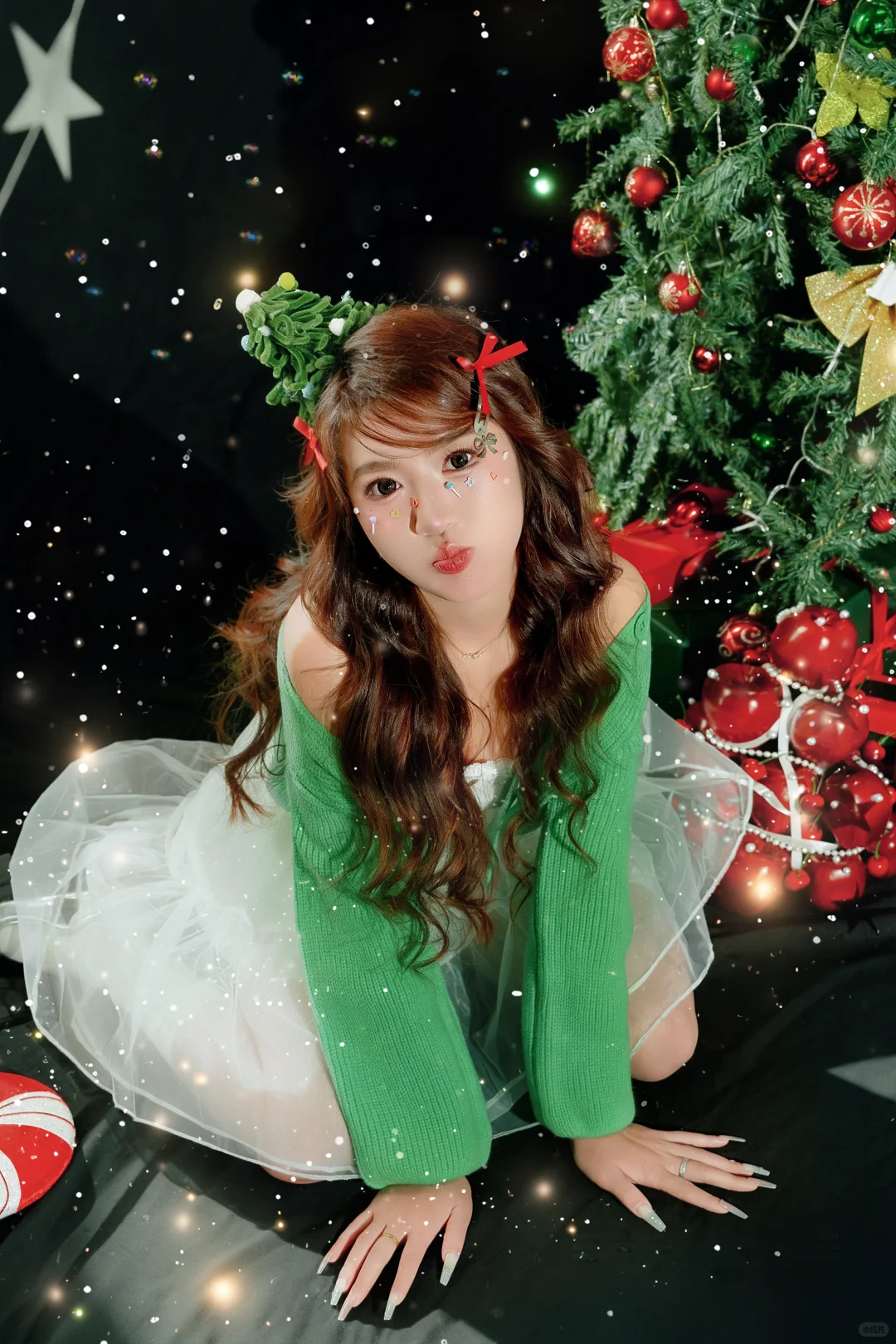 被圣诞树和泡泡包围的精灵🧚‍♀️