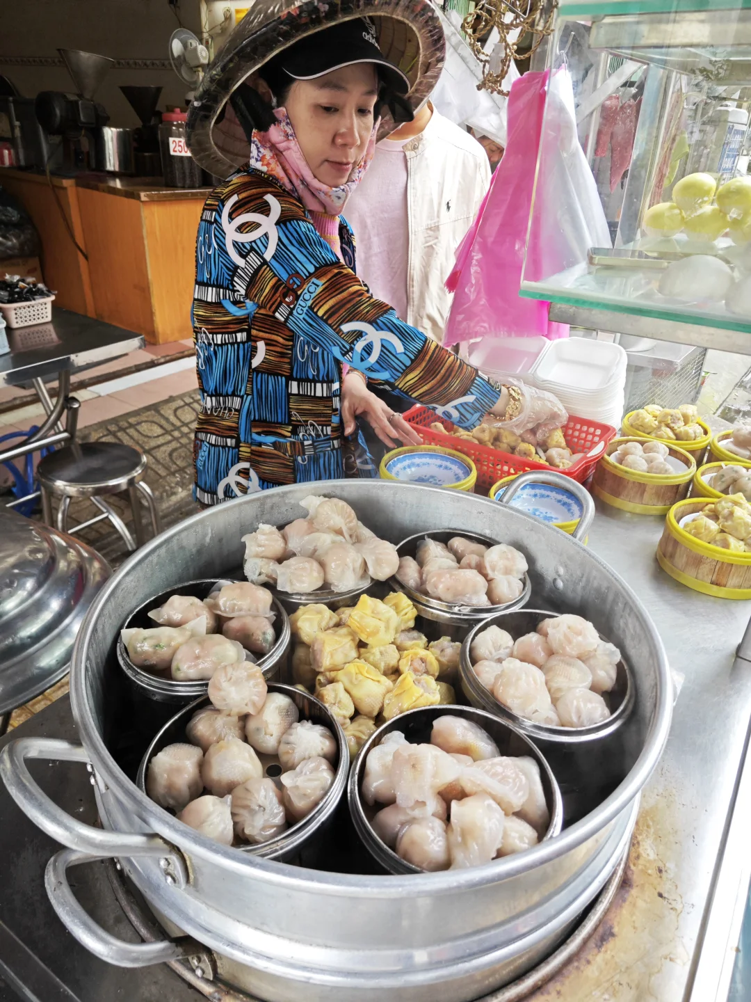 在五郡吃早茶喝咖啡看大爷炒豆子