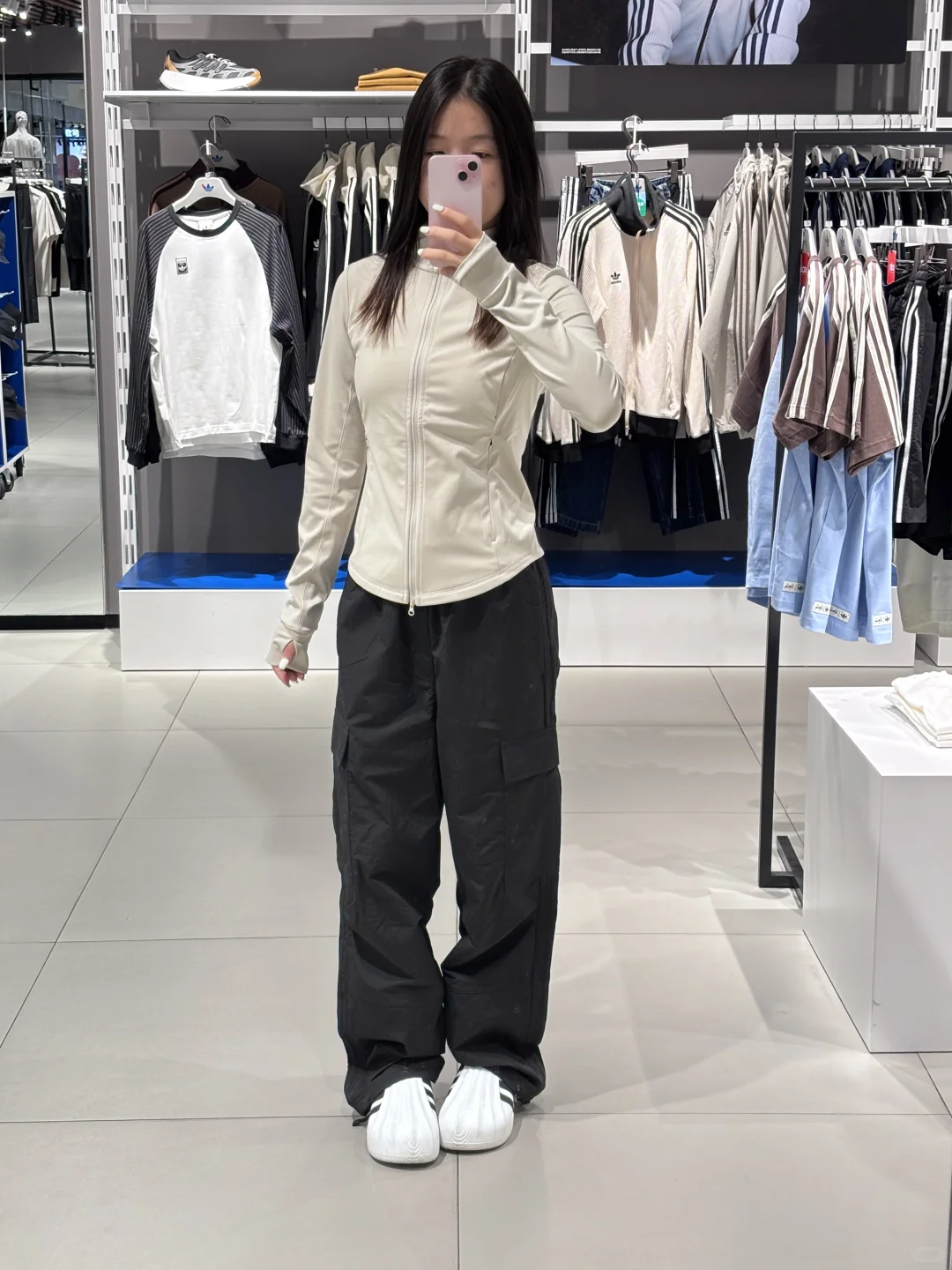 阿迪达斯辣妹风穿搭｜修身外套+工装裤，美到