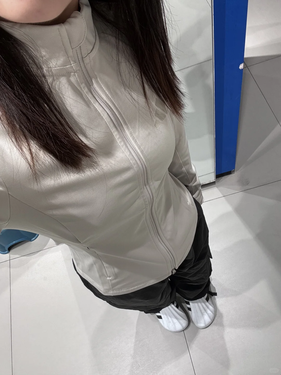 阿迪达斯辣妹风穿搭｜修身外套+工装裤，美到