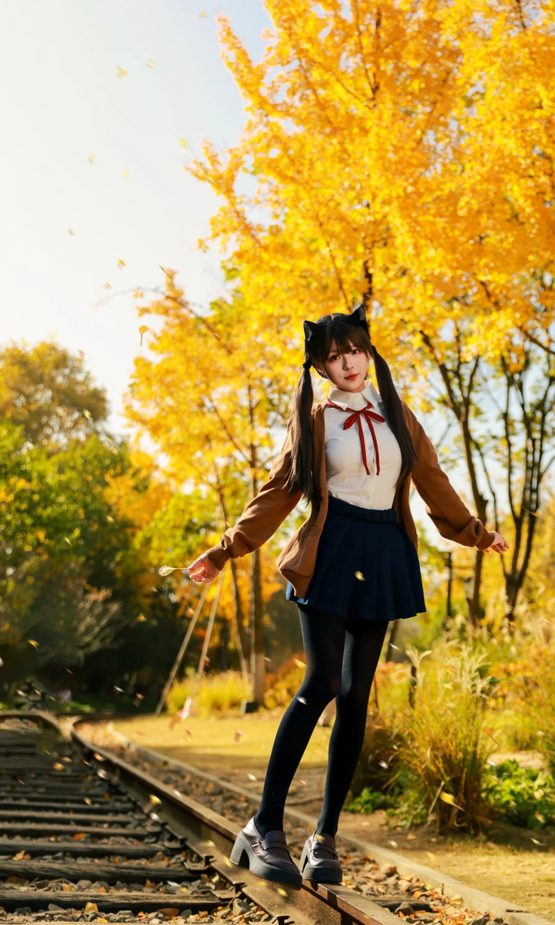 白塔公园银杏季｜JK黑丝怎么拍性感⁉️