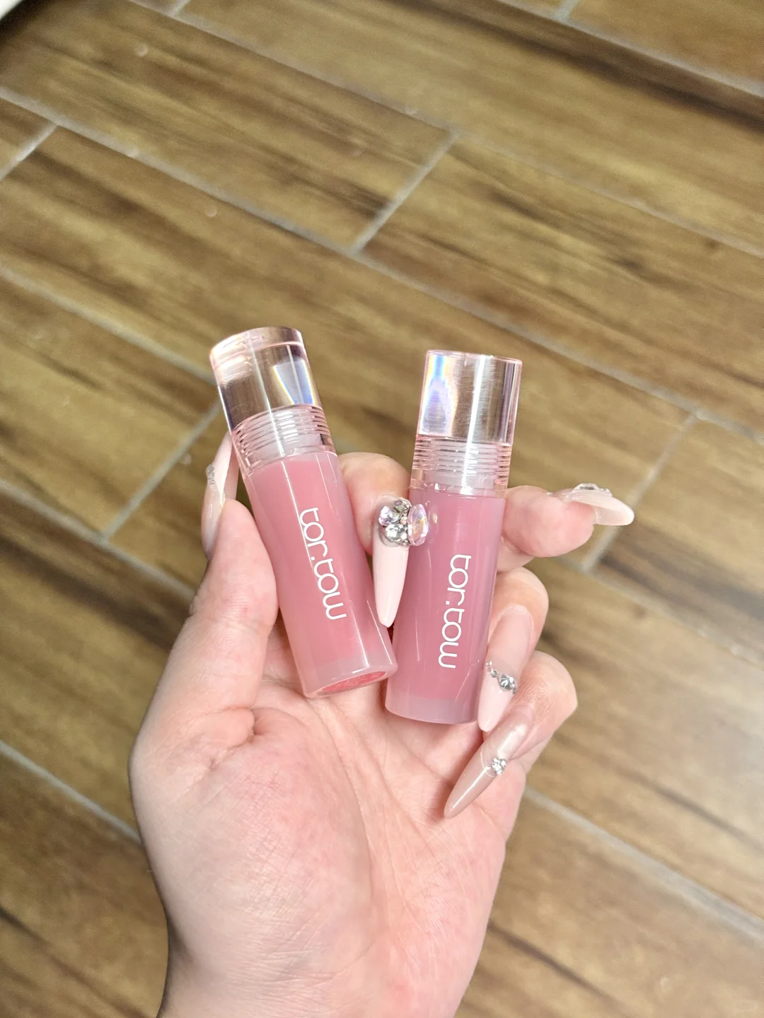 素颜党狂喜！这支奶霜唇釉焊在嘴上了！