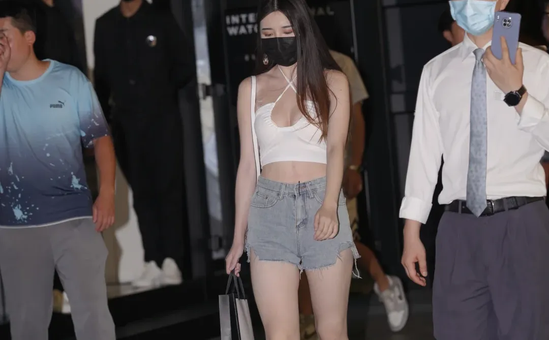 街拍美女——超级白腿