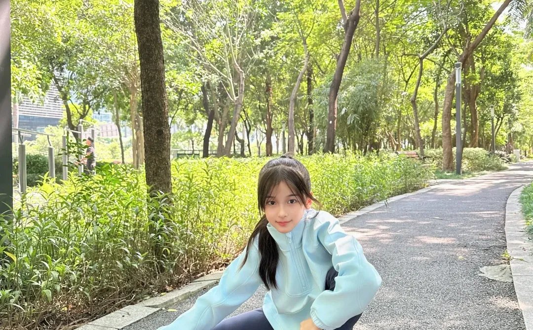 秋日踏青 是蓝色系的大长腿芊芊