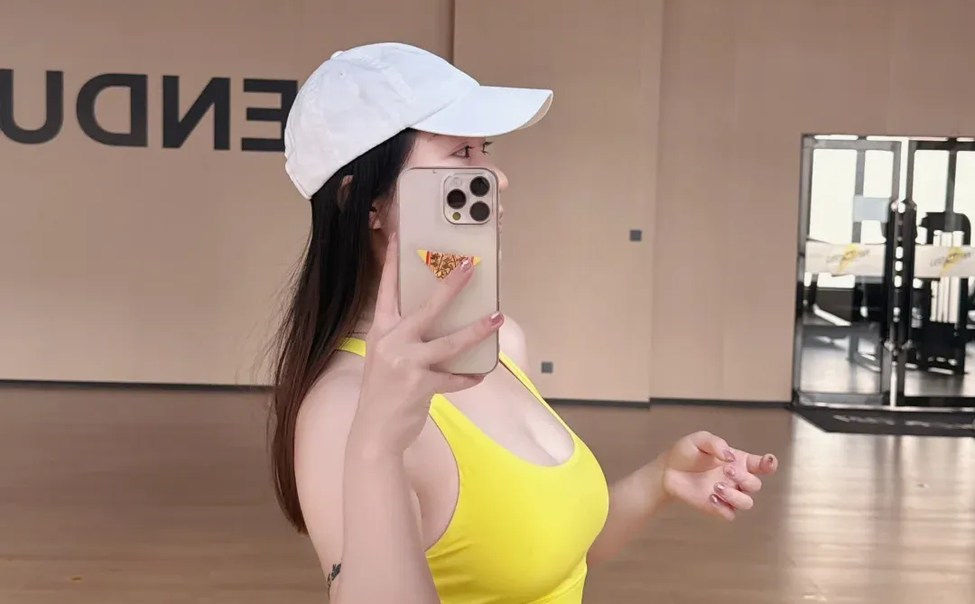 最近好喜欢穿亮色的瑜伽服🍋