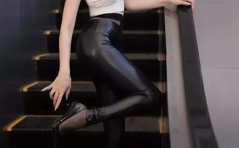 模特鱼子酱黑色皮裤凸显婀娜动人身段
