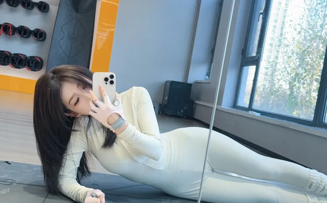 现实生活谁穿连体瑜伽服健身