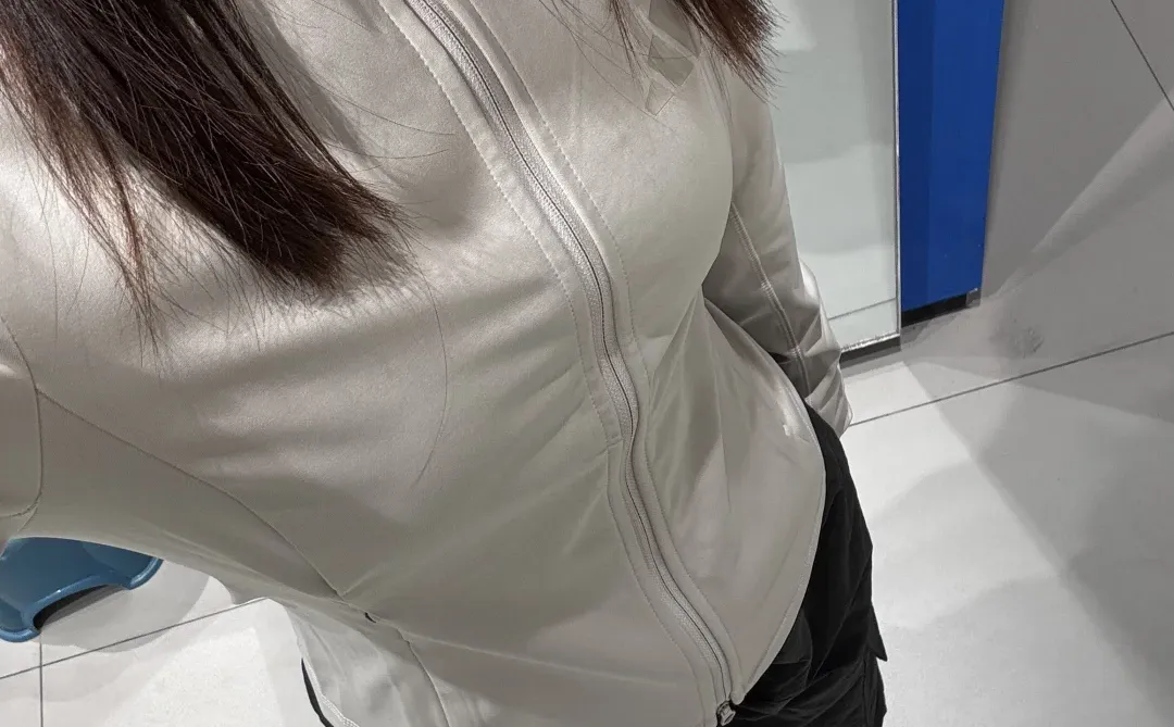 阿迪达斯辣妹风穿搭｜修身外套+工装裤，美到