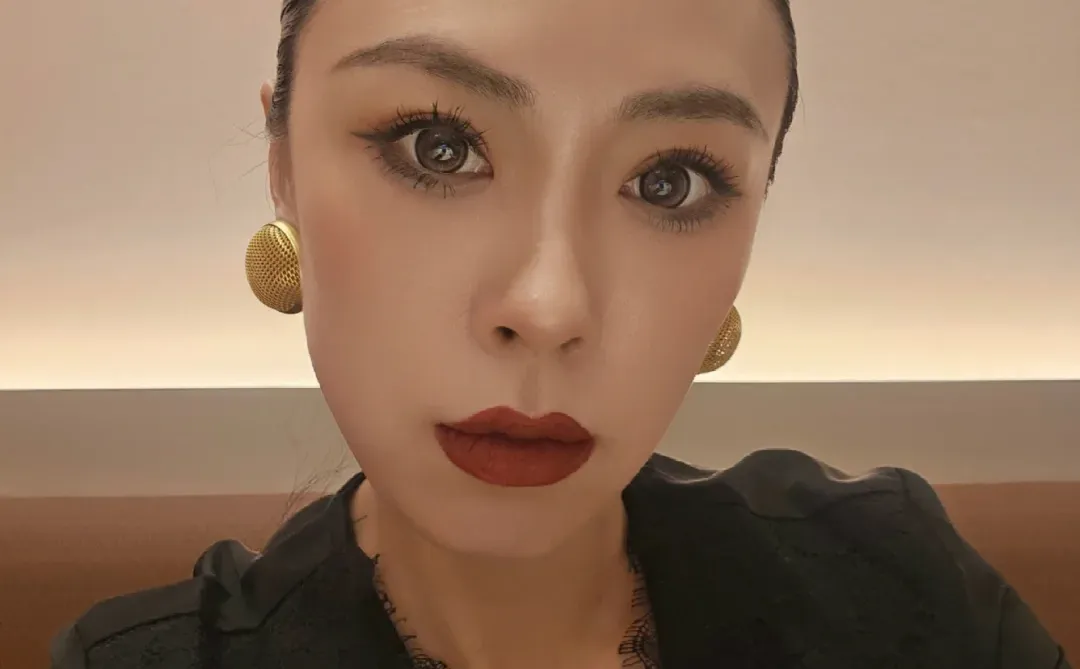 御姐风、黑发红唇、自拍🤳库存、胃疼、