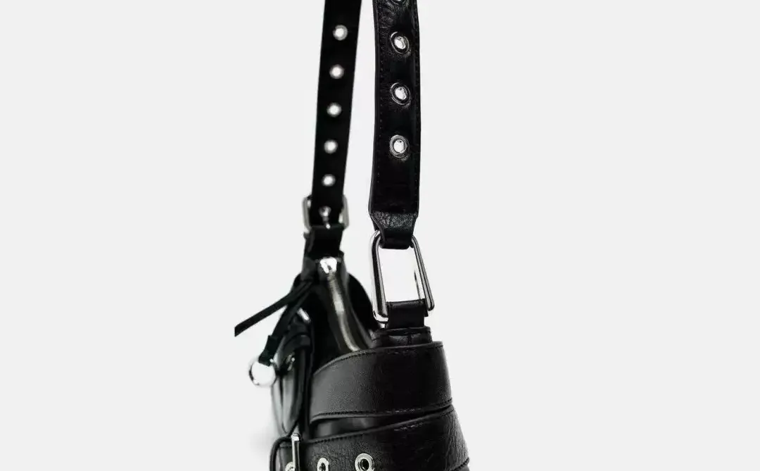 🖤辣妹出街必备！百搭小众机车包✨