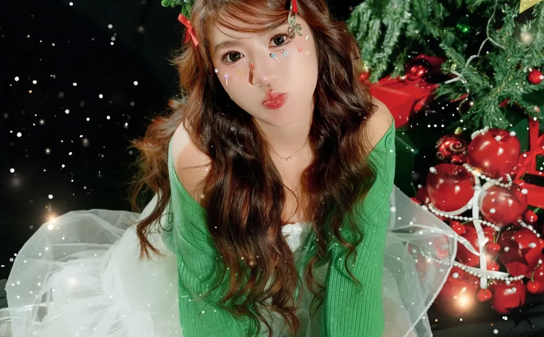 被圣诞树和泡泡包围的精灵🧚‍♀️