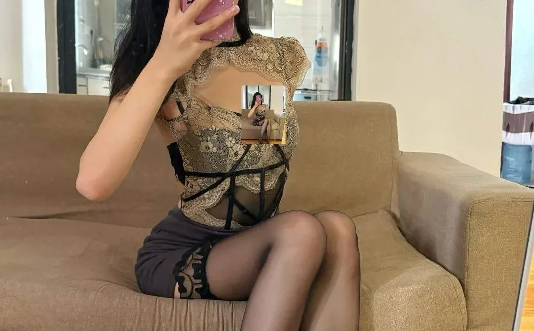 纯欲天花板！这件蕾丝上衣太绝啦😍