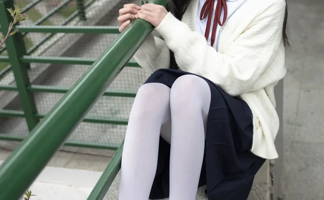 白丝JK与晚秋的温柔对视