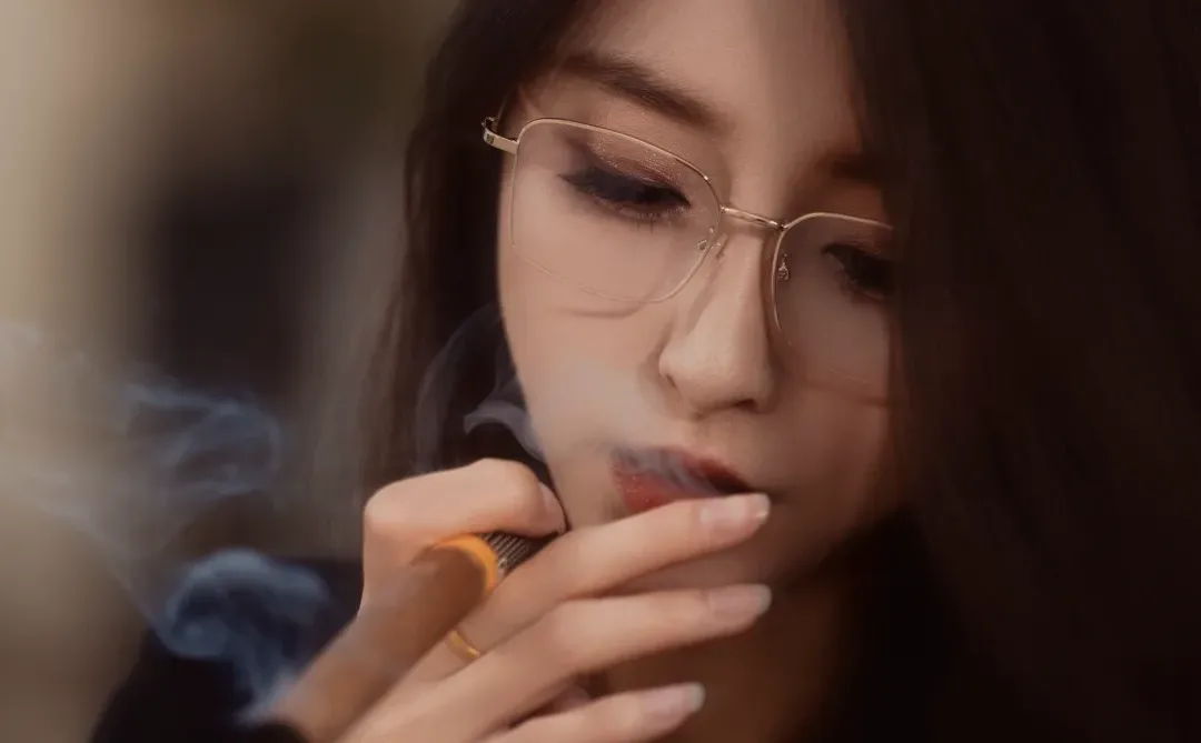 你的爱就像烟圈 不久便消散了