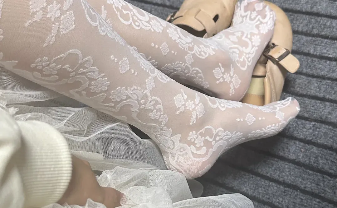 比起黑丝我更喜欢白丝