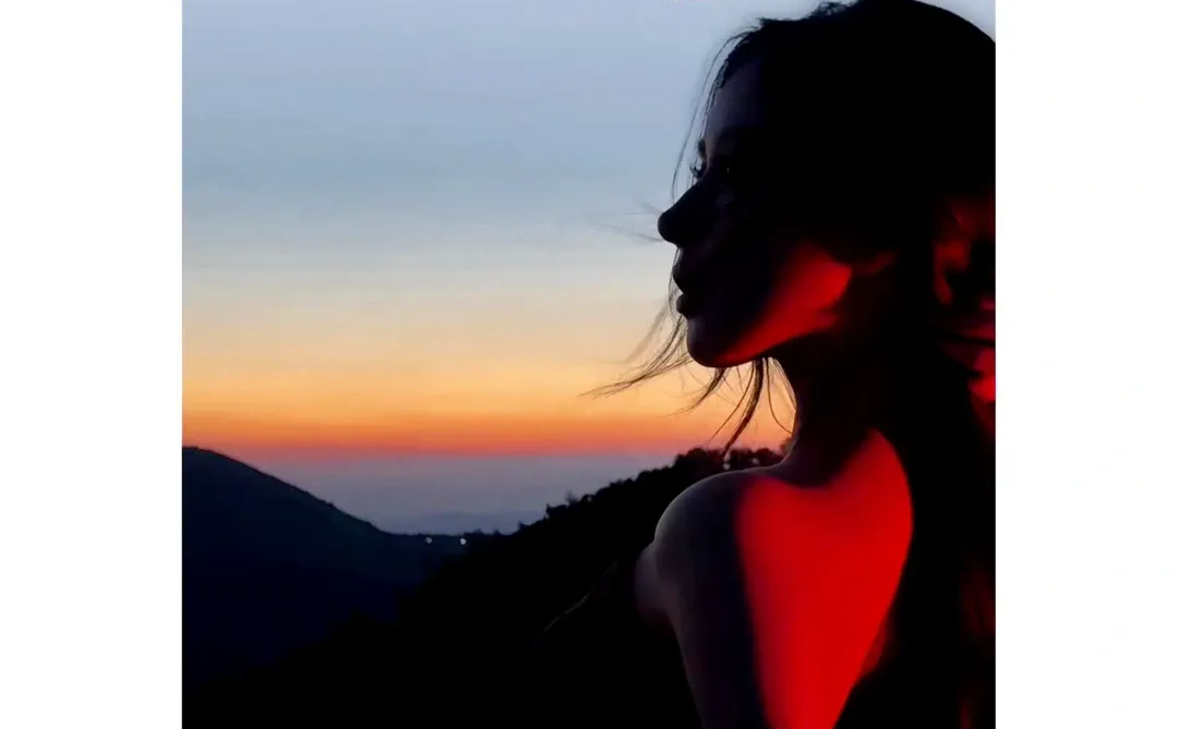 分享一个好看的氛围感美女壁纸！