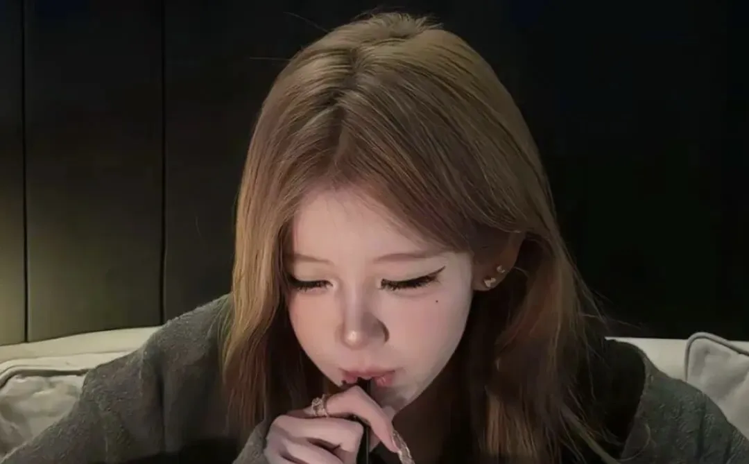 谁懂这张氛围感美女壁纸啊！