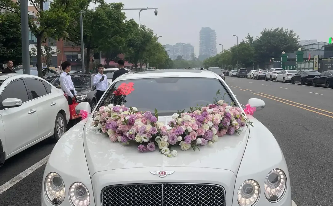 江门结婚车队缓缓前行，满是甜蜜与温情