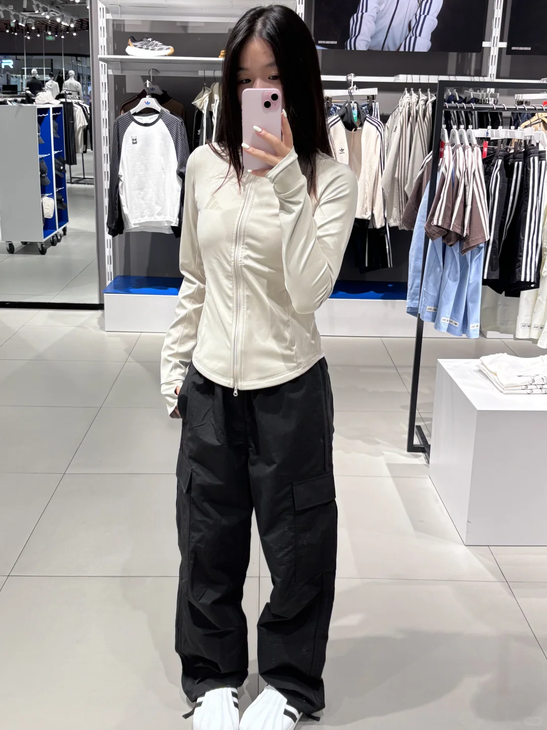 阿迪达斯辣妹风穿搭｜修身外套+工装裤，美到