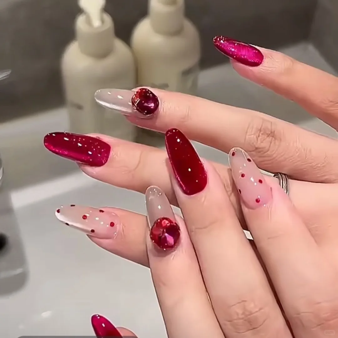 存一些娇艳大美女风格的美甲