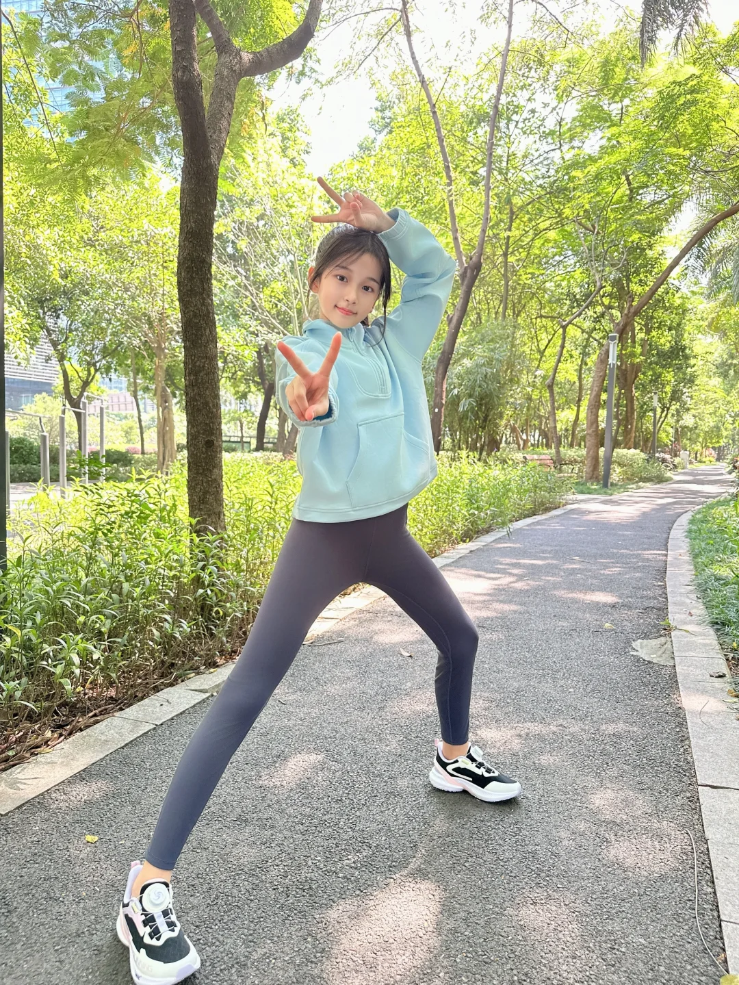 秋日踏青 是蓝色系的大长腿芊芊