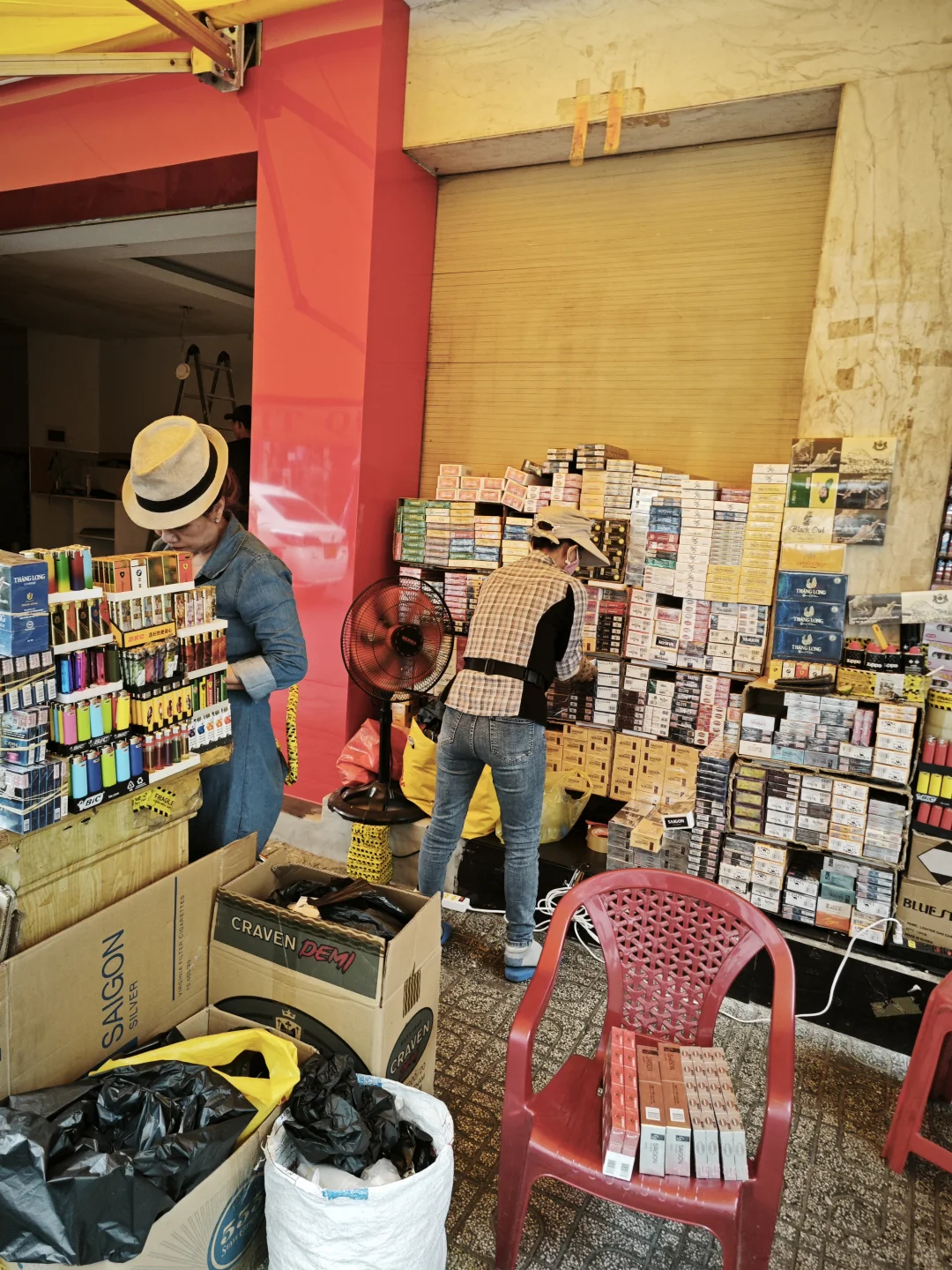 在五郡吃早茶喝咖啡看大爷炒豆子