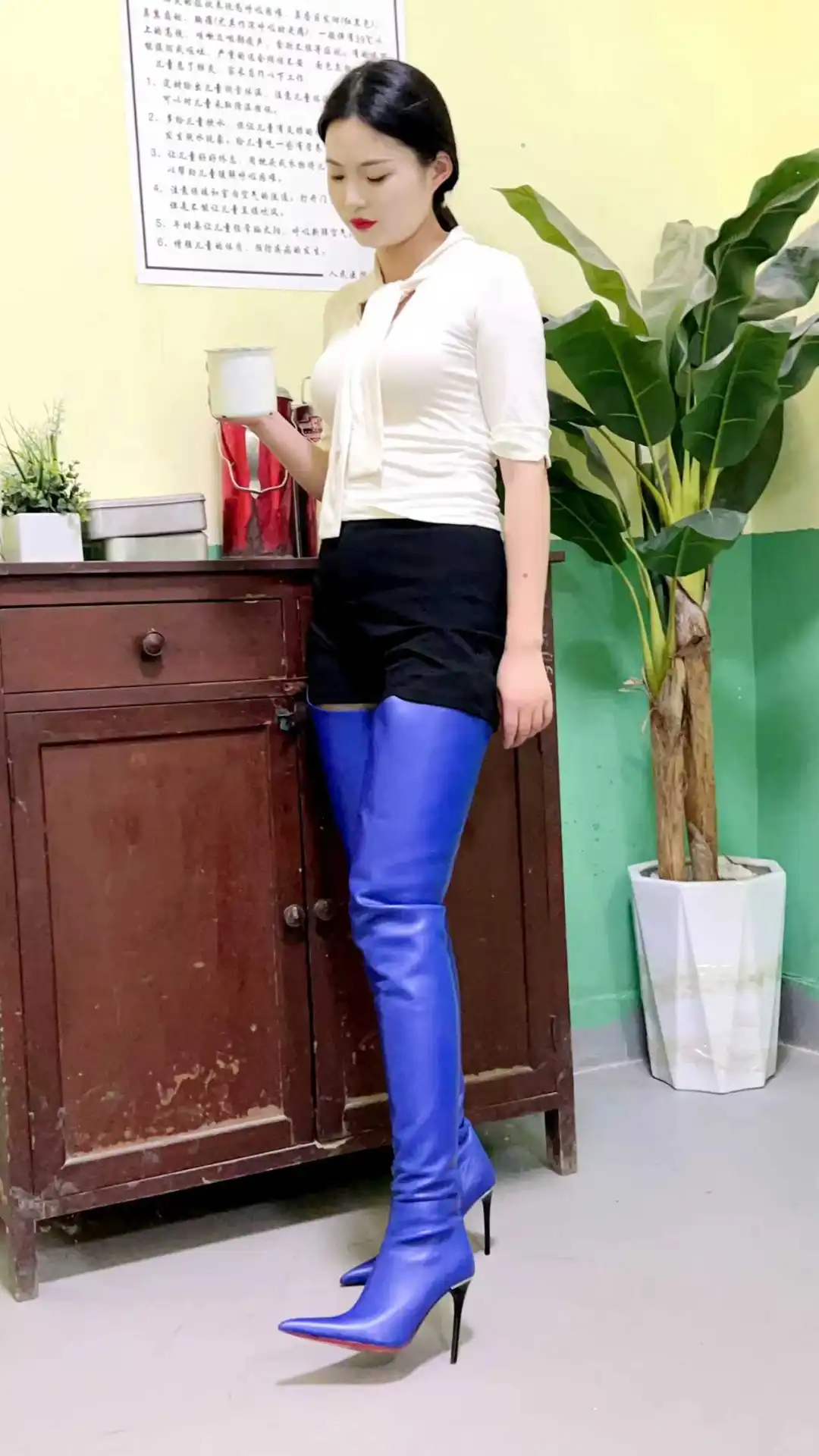 模特小姐姐穿越到老旧的医院里，病好